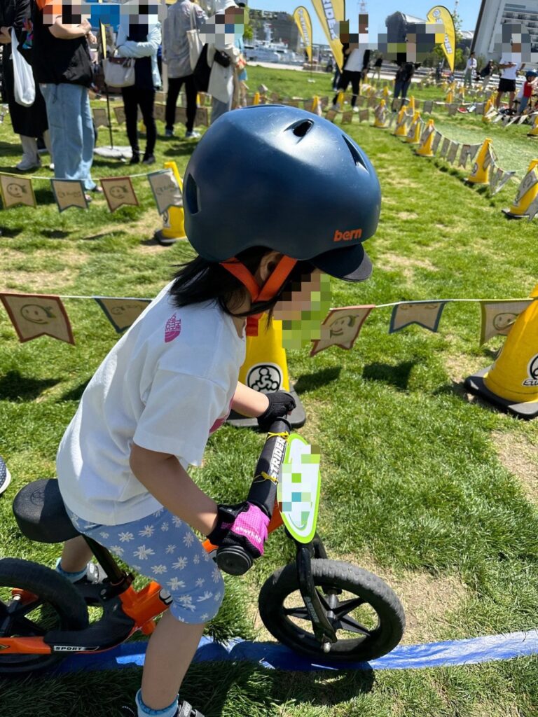 barnのヘルメットを被ってストライダーに乗る子ども