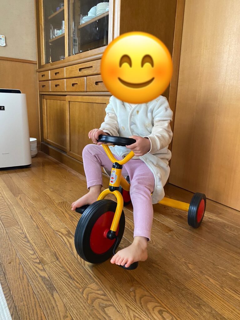 三輪車を漕いでいる３歳３か月の長女