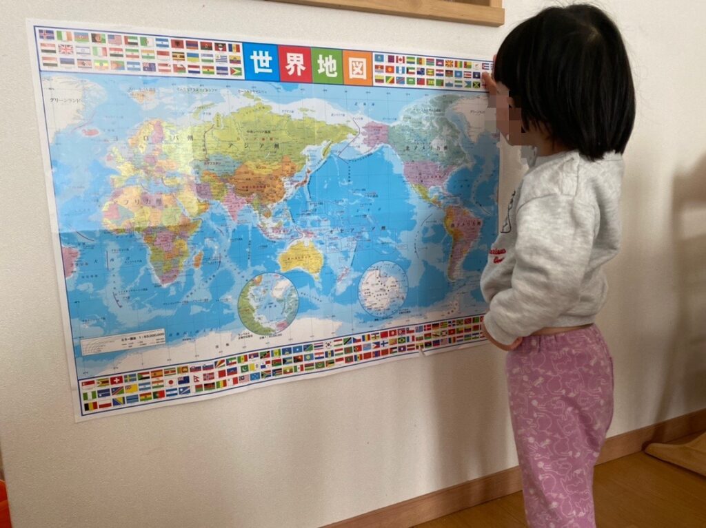 ダイソーの世界地図を見る長女