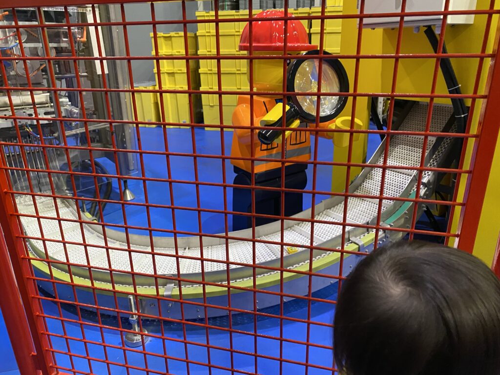 レゴファクトリーの工場でできあがったレゴが、ベルトコンベアで運ばれている