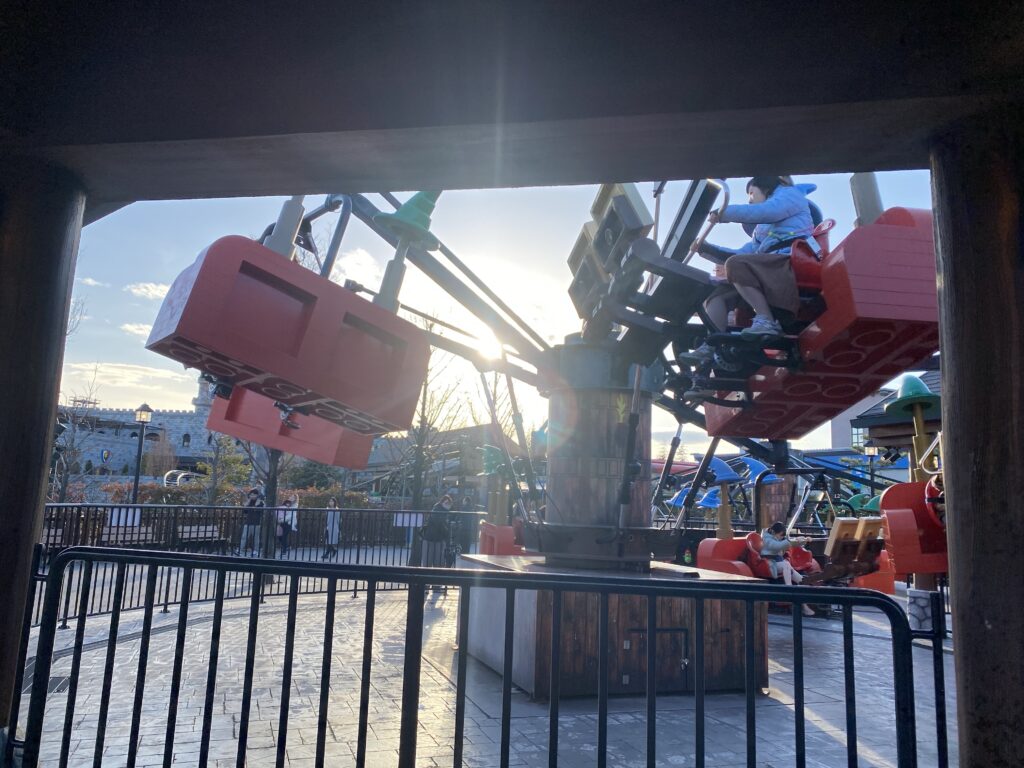 ペダルがついた乗り物に乗っている人々