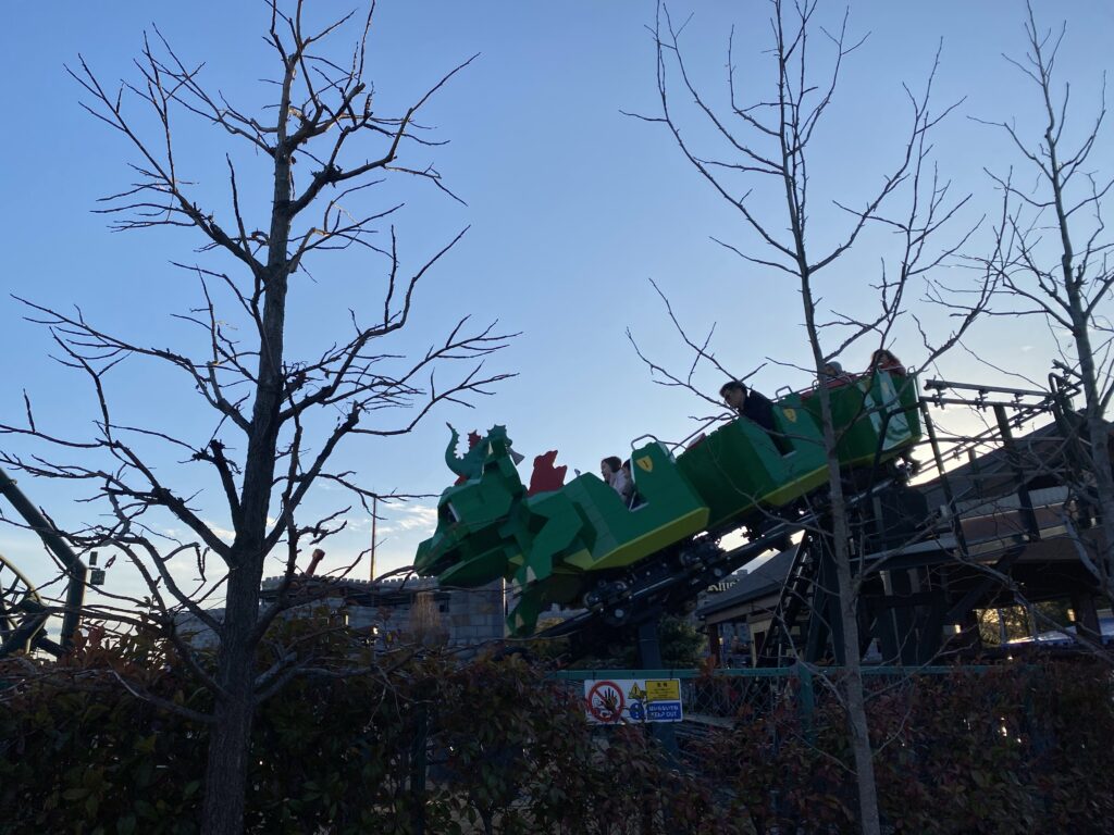 ゼットコースターが走っている