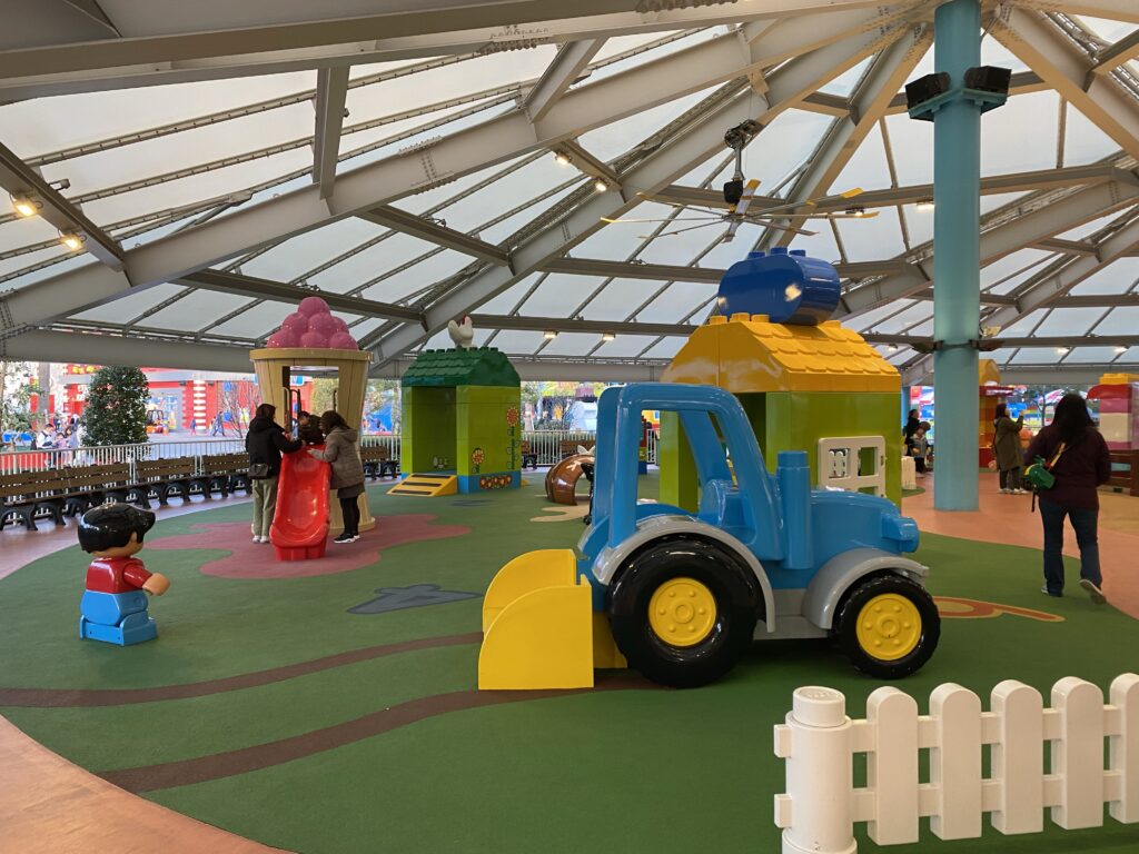 すべり台や乗り物