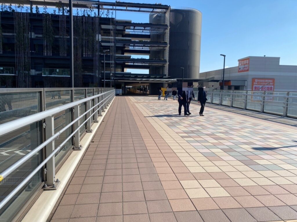 駐車場からレゴランドに行くための歩道橋