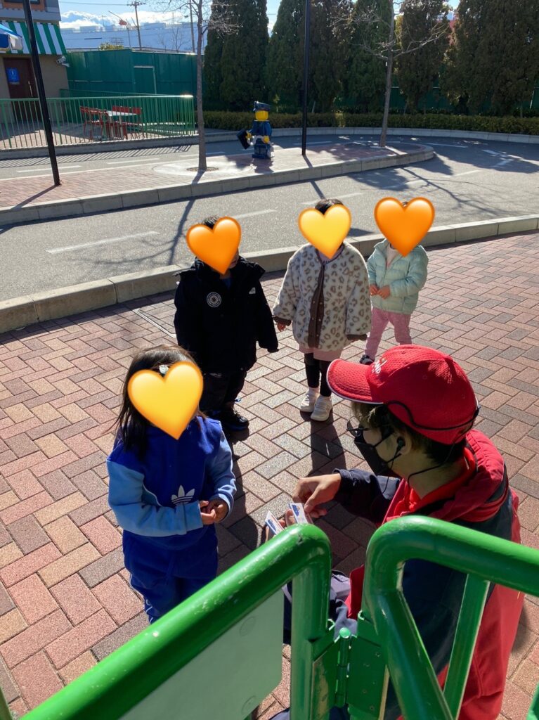 免許所をもらうために並ぶ子どもたち