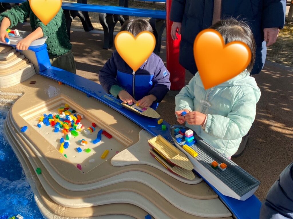 レゴで船を作る子どもたち