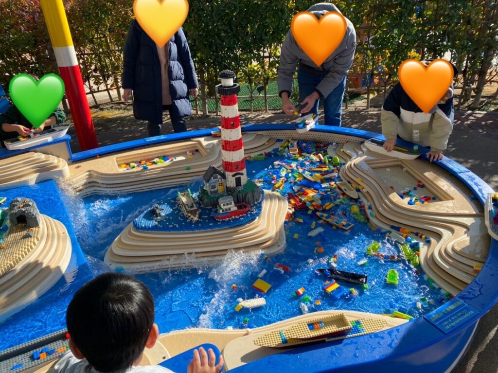 レゴで船を作る子どもと大人