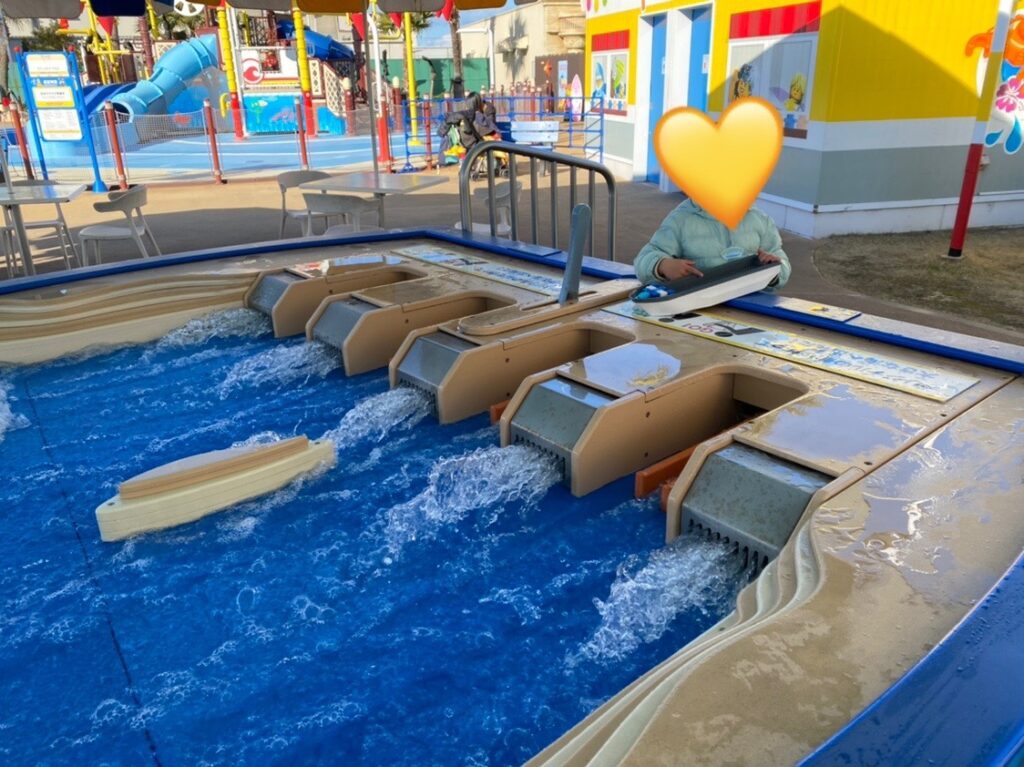 レゴで作った船を水路に流そうとしている長女