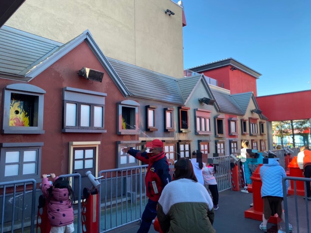 消火活動をしている人々