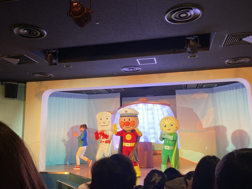 アンパンマンと仲間たちがステージで踊っている