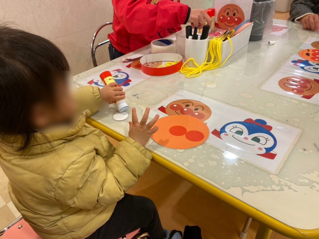 アンパンマンのお面を作っている次女