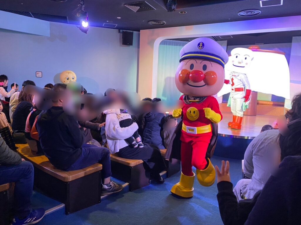 アンパンマンが観客席の通路を歩いている