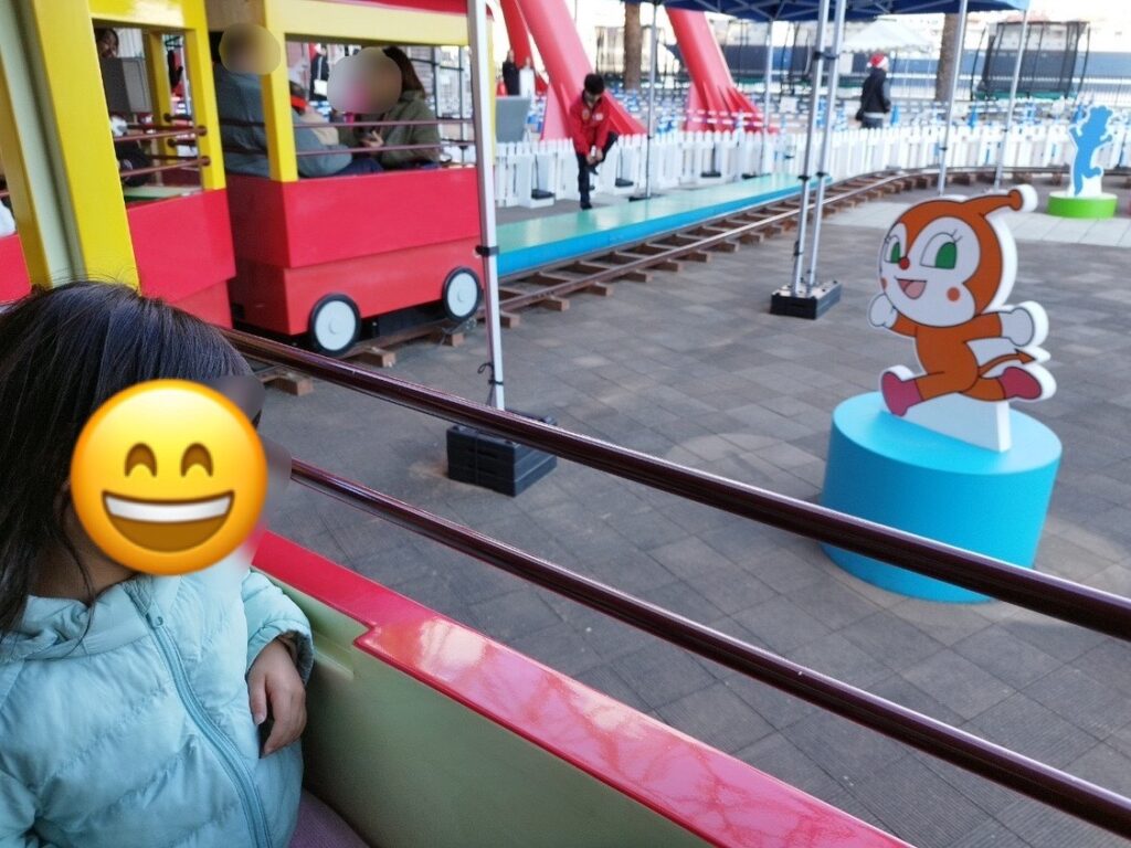 SLマンに乗って、外を眺めている長女