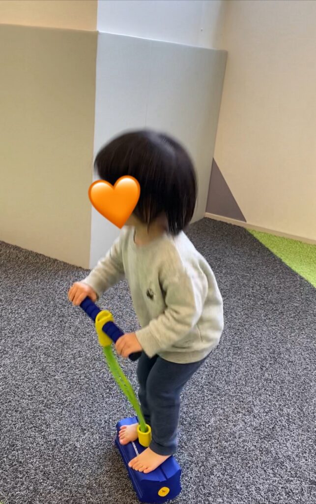 子どもがホッピングで遊んでいる