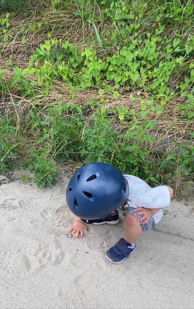 ヘルメットを被ったまま遊ぶ子ども