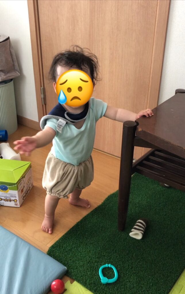 ローテーブルの周りにひいてある芝生が怖くて近づけない子ども