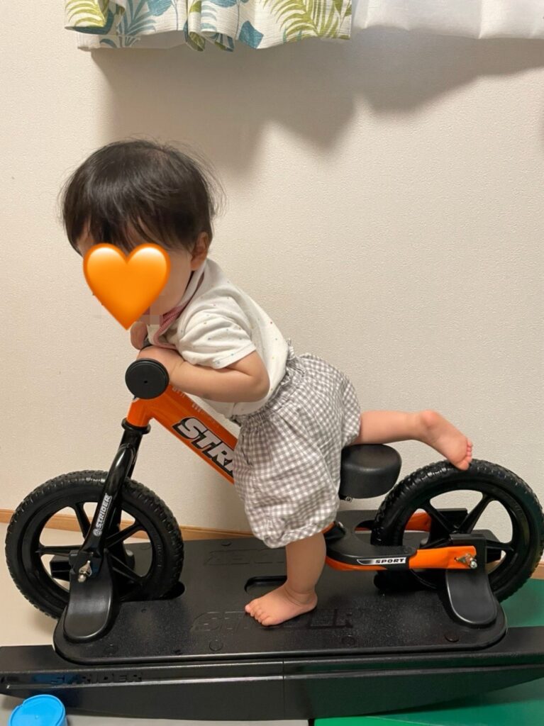 ロッキングストライダーに乗る子ども