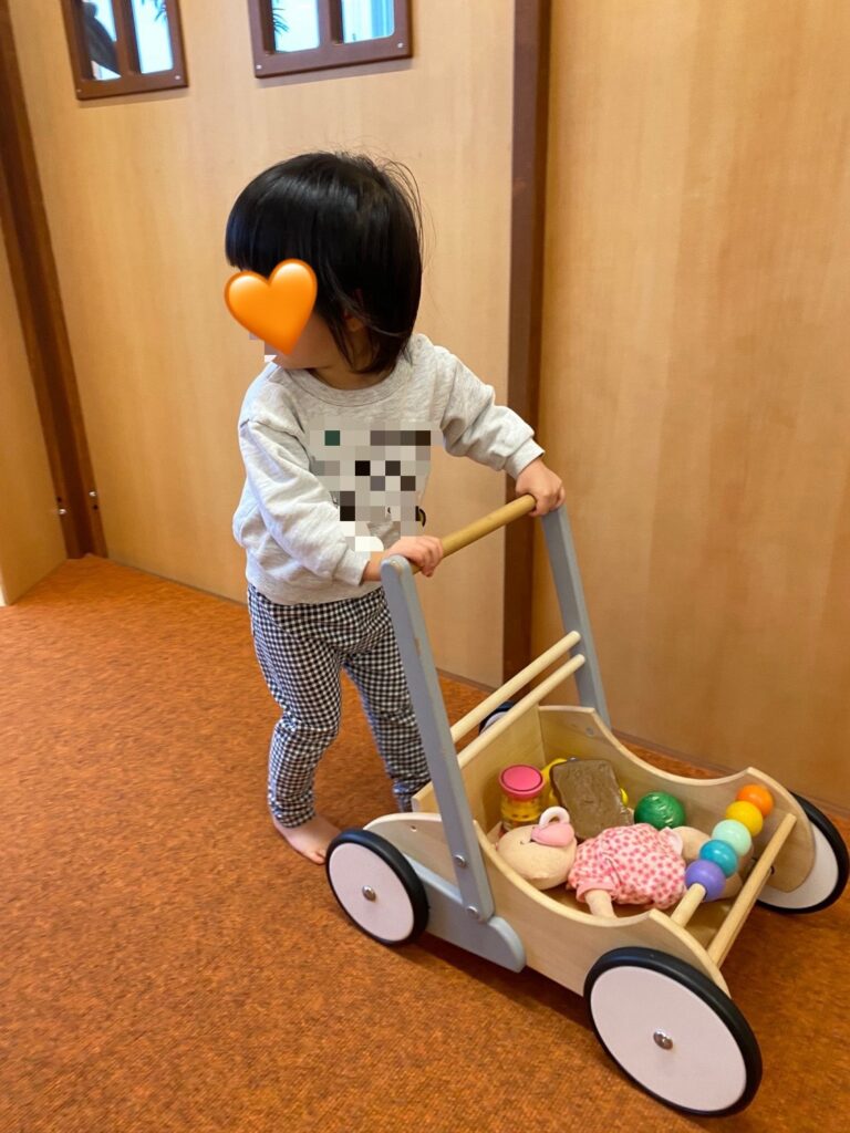 子どもが手押し車を押している