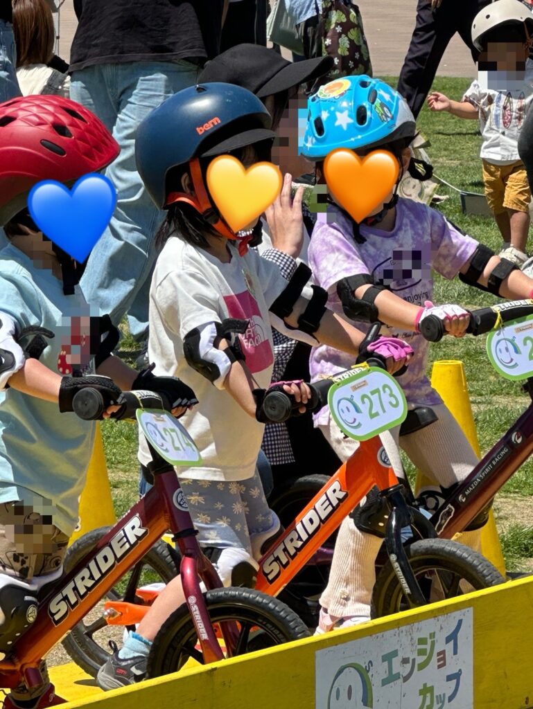 ストライダーに乗っている子どもが3人、大会で並んでいる