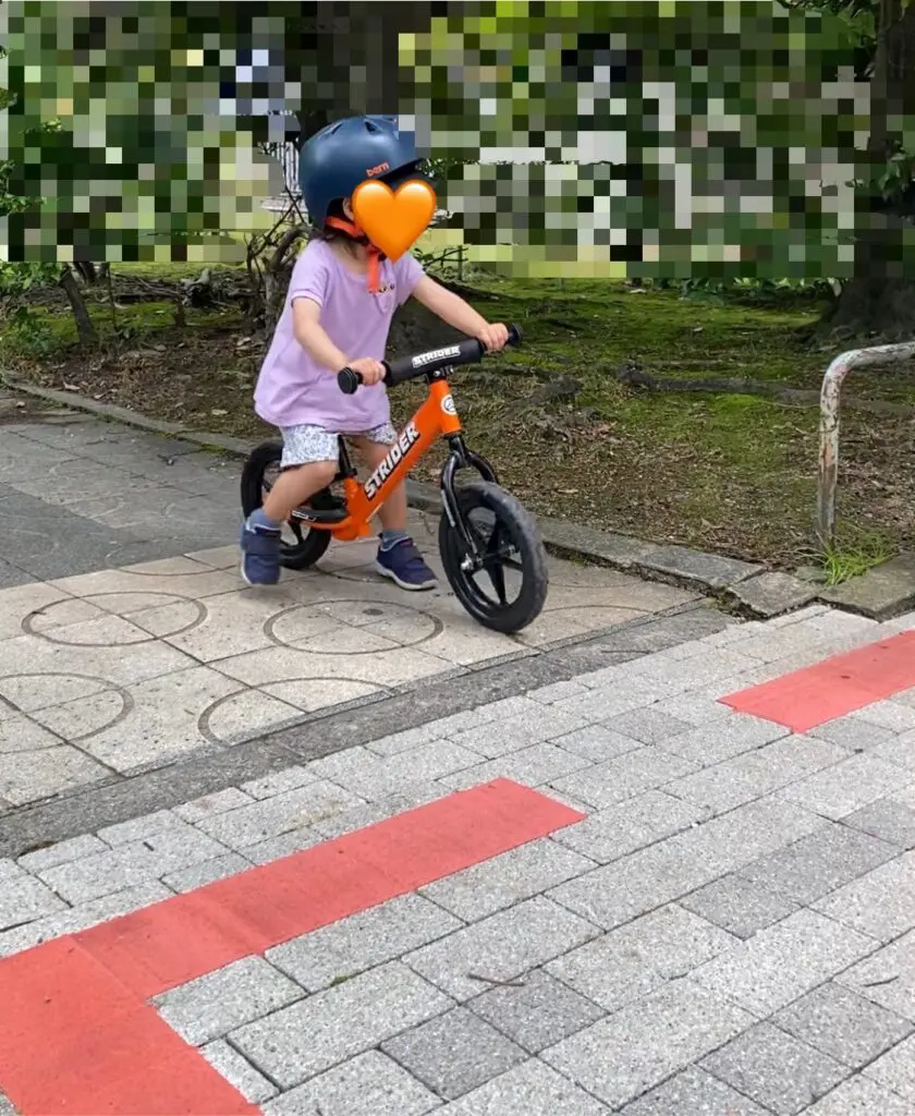 子どもがストライダーに乗っている