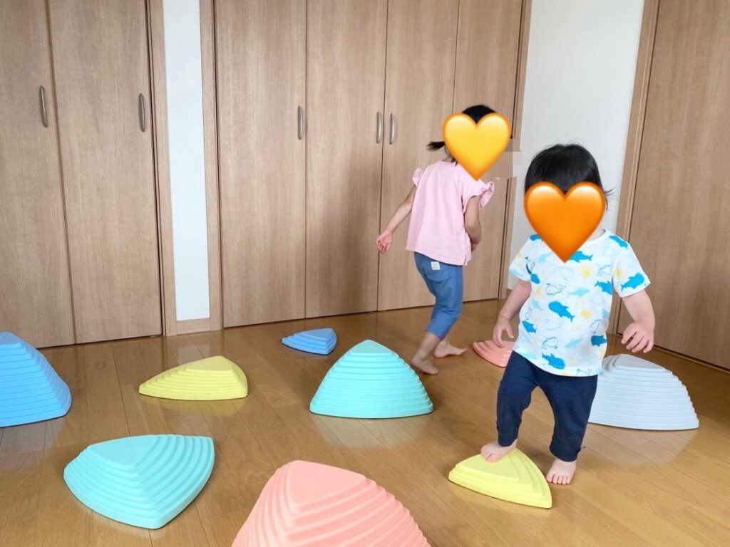 子どもがバランスストーンで遊んでいる